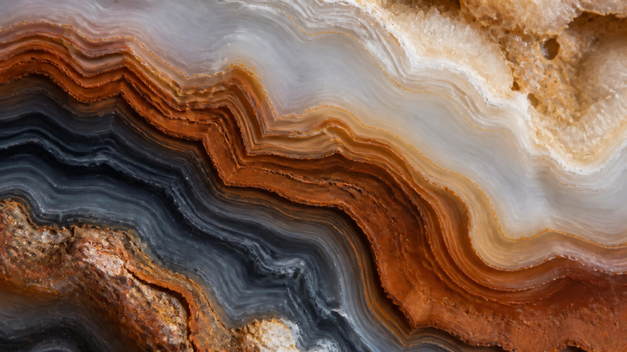 Macro cross-section of natural agate with flowing cream, rust and charcoal bands, original 4K textures wallpaper