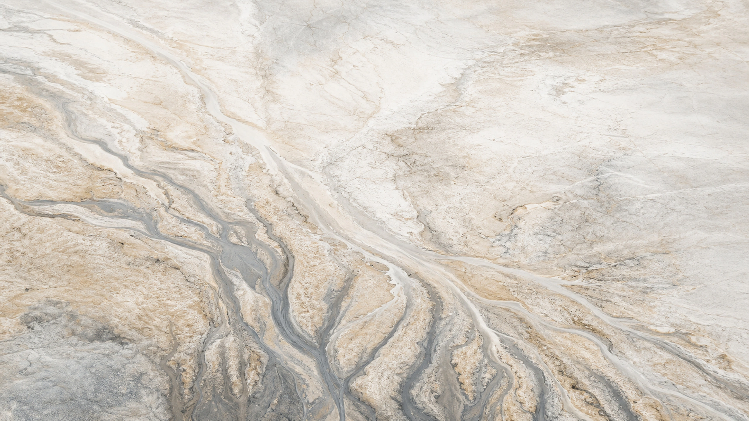 Natural marble veining resembling a river delta, warm white stone and subtle gray depth, original 4K textures wallpaper