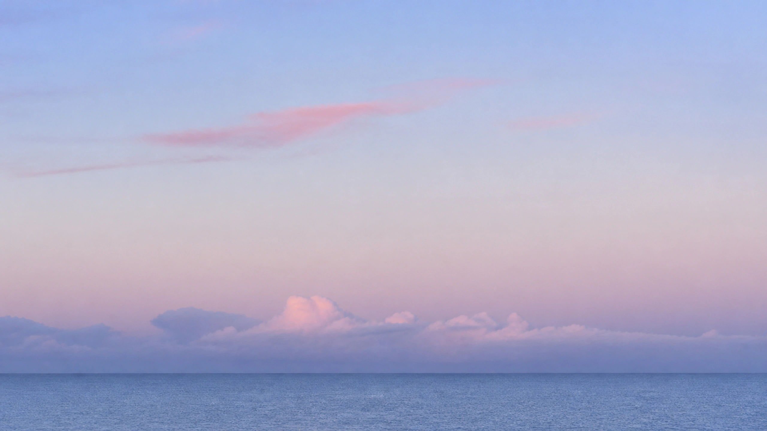 Minimal calm ocean line under pale lilac cloud and clean negative space, original 4K pastel wallpaper